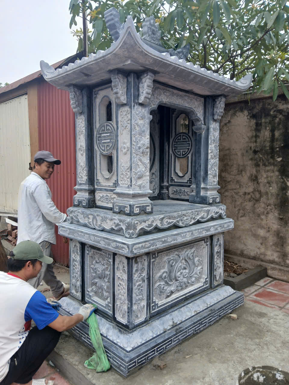 Miếu thờ ngoài trời hoàn thiện với mái ngói